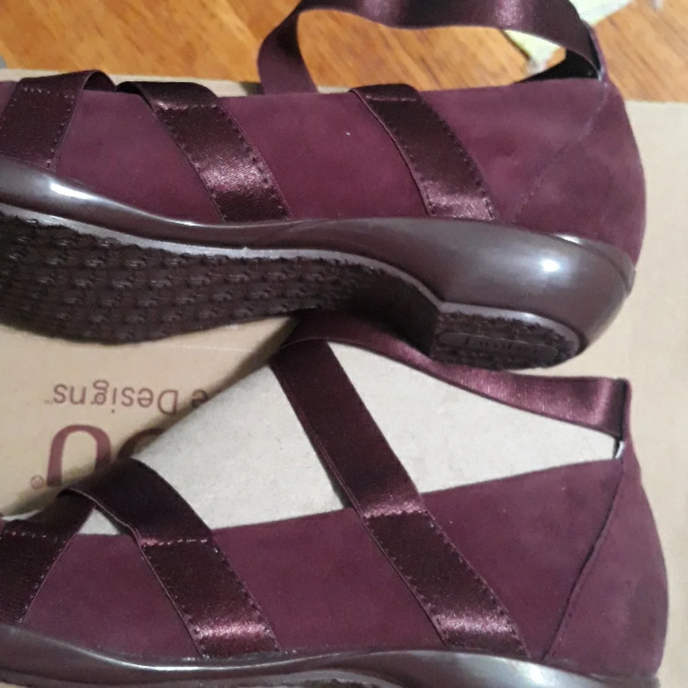 Burgundy Ballet Style  Suede Flats Sz 8.5 - Picture 9 of 16